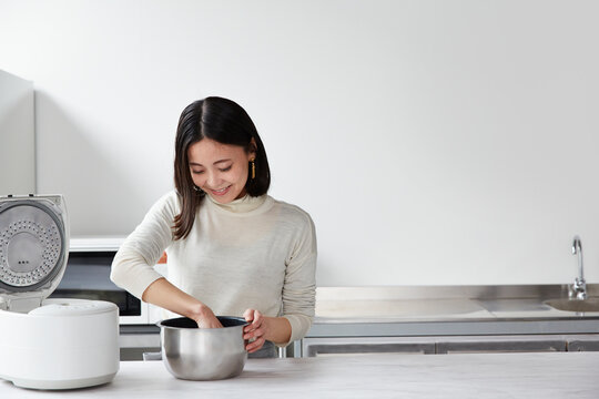 米を研ぐ女性