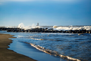 Jour d'hiver ensoleillé et venteux au bord de la mer
