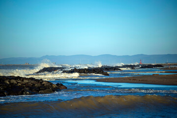 Jour d'hiver ensoleillé et venteux au bord de la mer