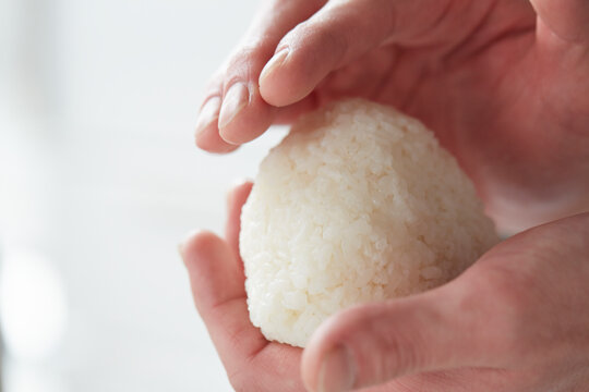 おにぎりを握る男性の手元