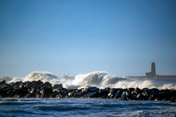Jour d'hiver ensoleillé et venteux au bord de la mer