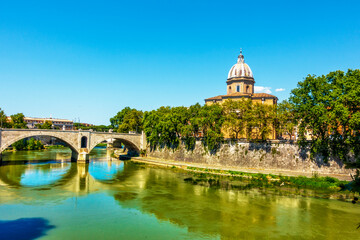 Ponte Principe Amedeo Savoia Aosta über dem Tiber und die Kirche San Giovanni dei Fiorentini mit ihrer Kuppel in Rom