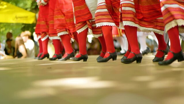  Тraditional Bulgarian folk dances on the dancefloor