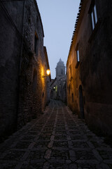 ruelle typique d'un village en Sicile le soir