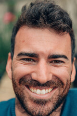 Obraz premium closeup vertical portrait of bearded young caucasian man