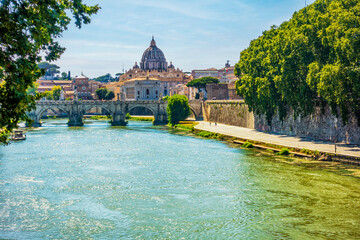 Blick von der Engelsbrücke auf die Brücke Ponte Vittorio Emanuele II über den Tiber und die...