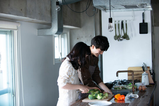 キッチンで料理をしているカップル