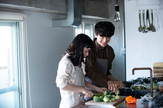 キッチンで料理をしているカップル