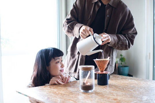コーヒーを淹れているカップル