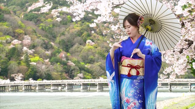 春の京都嵐山と振袖の女性イメージ