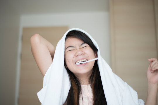 歯を磨いている女の子