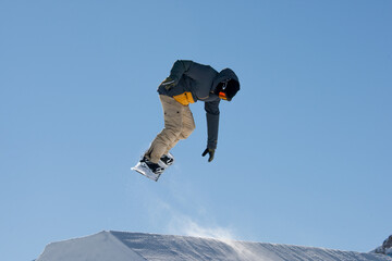 Snowboarder fa un 360° su un salto in snowpark