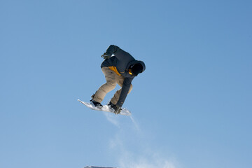 Snowboarder fa un 360&deg; su un salto in snowpark