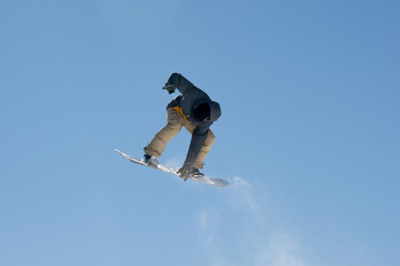 Snowboarder fa un 360° su un salto in snowpark