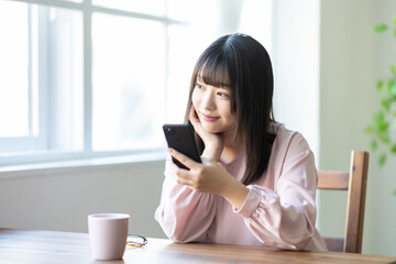 スマホを見る女性