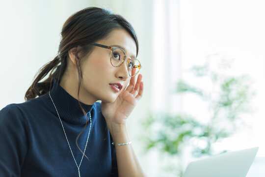 考えるビジネスウーマン