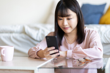 スマホを見る女性