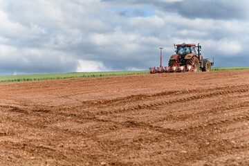 TRACTOR REALIZANDO TRABAJOS DE SIEMBRA