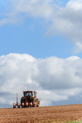 TRACTOR REALIZANDO TRABAJOS DE SIEMBRA