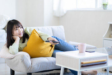 テレビを見る女性