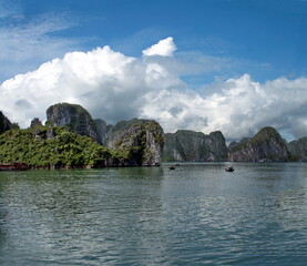 Obraz premium Beautiful sea gulf Ha long bay surrounded high mountains