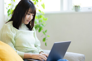 パソコンを見る女性