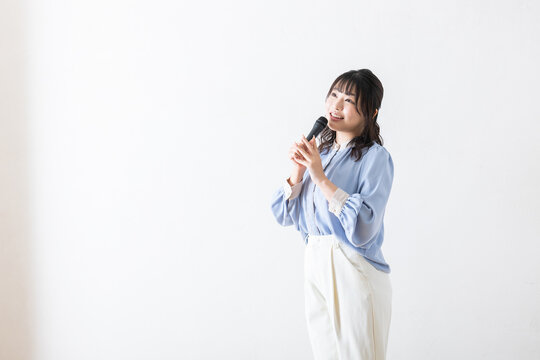 歌う女性