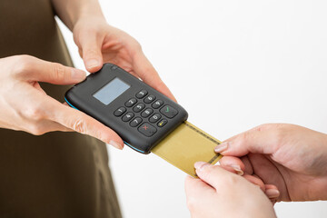 カード決済をする様子