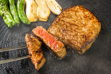 高級グリルステーキ Thick cut luxury fresh beef steak