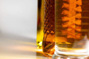 Alkoholische Getränke in einer Bar - 571552003