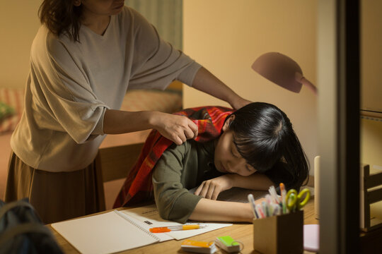 机で居眠りをする女の子