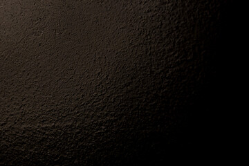 黒いザラザラの壁
