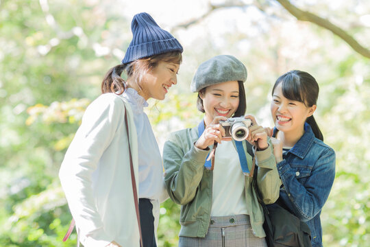 カメラを覗く3人の女性