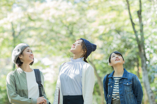 笑顔の3人の女性