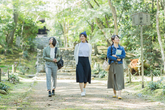 参道を歩く3人の女性