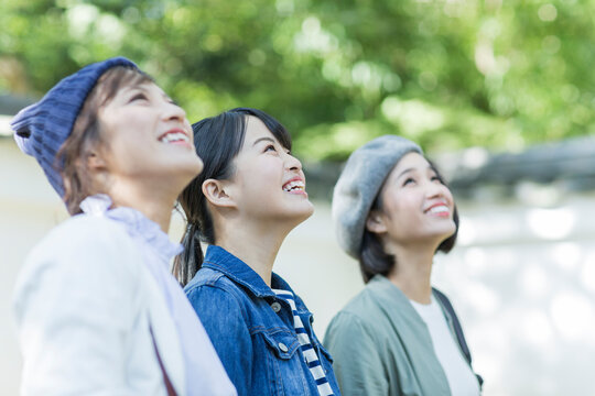 笑顔の3人の女性