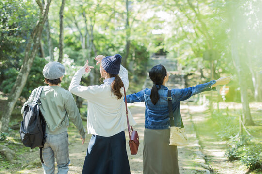 参道を歩く3人の女性