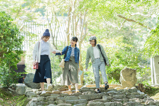 参道を歩く3人の女性