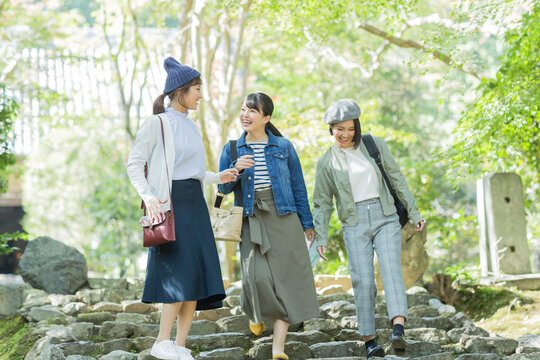 参道を歩く3人の女性