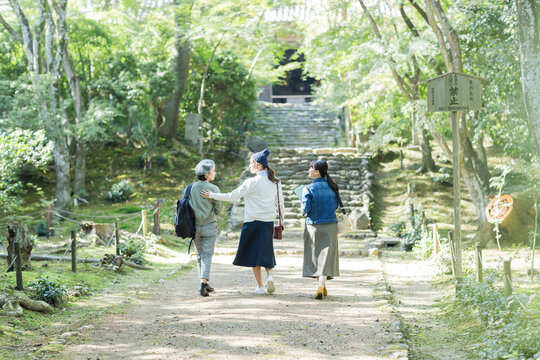 参道を歩く3人の女性