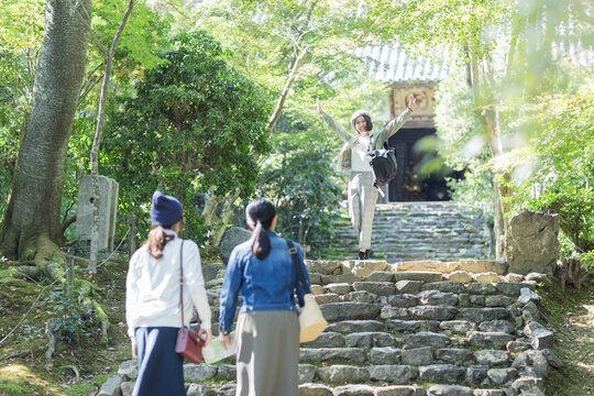 参道を歩く3人の女性