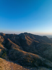 Naklejka premium A beautiful aerial view of the endless mountains around the Mexican city of Guanajuato at sunset.