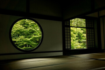 Naklejka premium 京都 夏の美しい緑に彩られた源光庵の和室