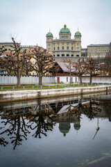 Obraz premium Palais fédéral du gouvernement Suisse au bord d'une rivière avec son reflet partiel