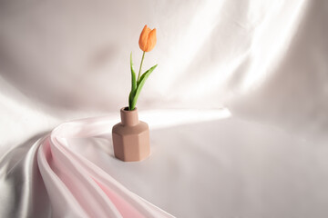 茶色のフラワーベースに飾られたオレンジのチューリップ