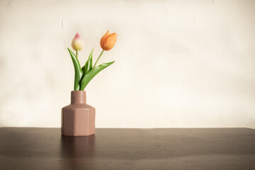 茶色のフラワーベースに飾られた2種類のチューリップ