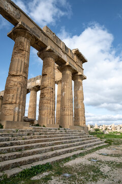 Ruines du temple romain d'Ath&eacute;na &agrave; Segeste sur l'&icirc;le italienne de Sicile