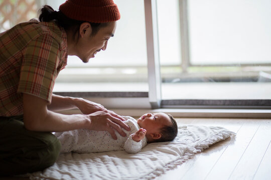 あかちゃんをあやす父親