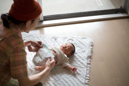 あかちゃんのおむつを替える父親