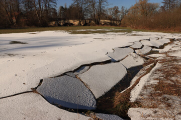 Winter am Roten Main in Neudrossenfeld; Gefrorene Wiesen an der Alten Steinbrücke